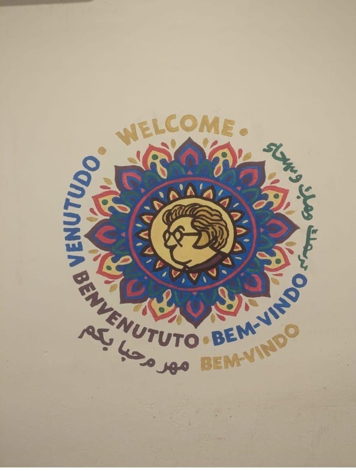 Fresque mandala Welcome multilingue au centre d'accueil d'Annecy